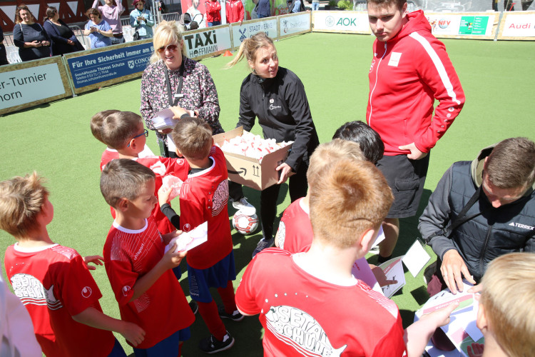 Dribblings, Tore, Tunnel: Schon beim Start begeistert das Minikicker-Turnier auf dem Gifhorner Marktplatz