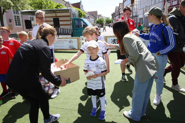 Dribblings, Tore, Tunnel: Schon beim Start begeistert das Minikicker-Turnier auf dem Gifhorner Marktplatz