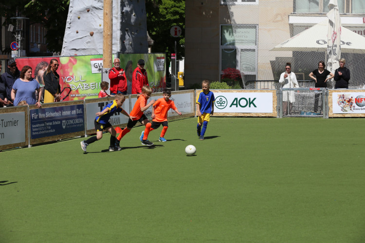 Dribblings, Tore, Tunnel: Schon beim Start begeistert das Minikicker-Turnier auf dem Gifhorner Marktplatz