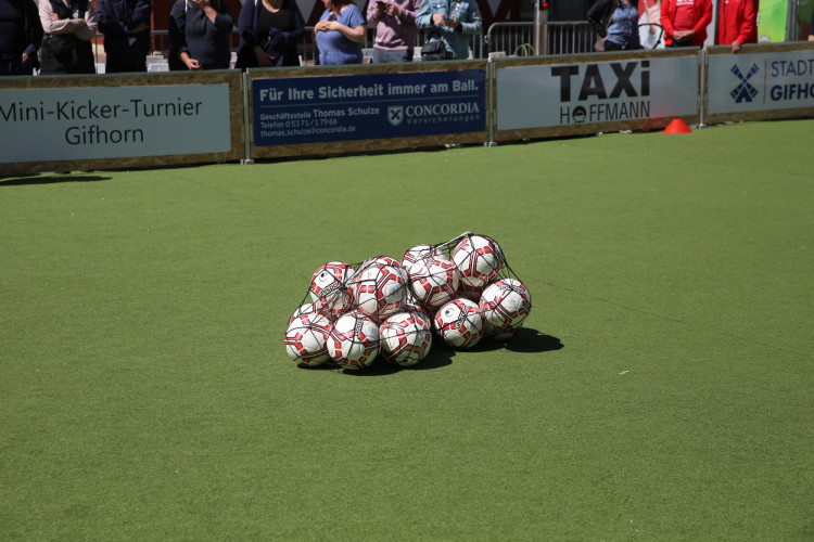 Dribblings, Tore, Tunnel: Schon beim Start begeistert das Minikicker-Turnier auf dem Gifhorner Marktplatz