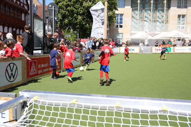 Dribblings, Tore, Tunnel: Schon beim Start begeistert das Minikicker-Turnier auf dem Gifhorner Marktplatz