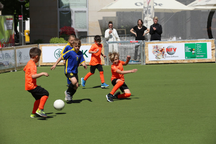 Dribblings, Tore, Tunnel: Schon beim Start begeistert das Minikicker-Turnier auf dem Gifhorner Marktplatz