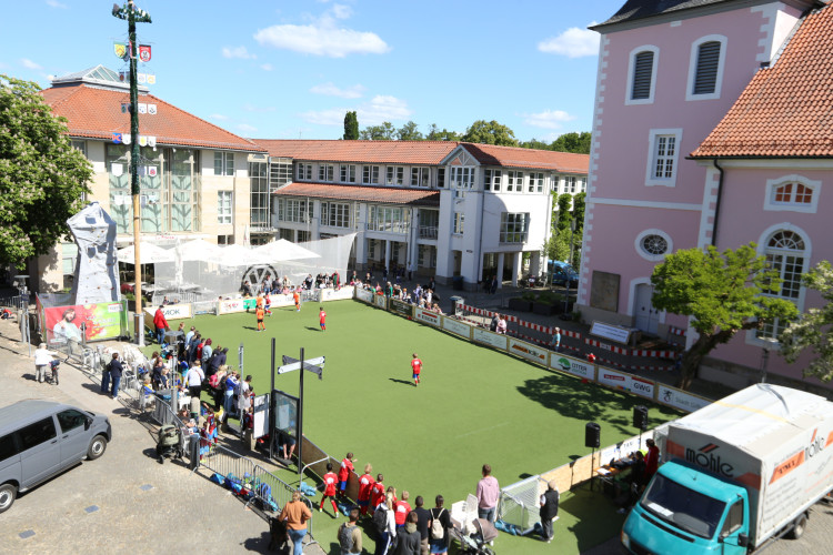 Dribblings, Tore, Tunnel: Schon beim Start begeistert das Minikicker-Turnier auf dem Gifhorner Marktplatz
