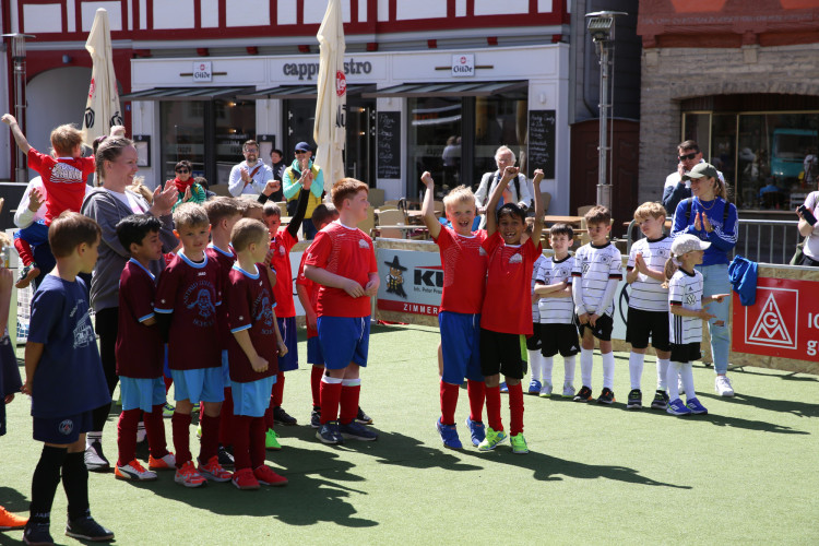 Dribblings, Tore, Tunnel: Schon beim Start begeistert das Minikicker-Turnier auf dem Gifhorner Marktplatz