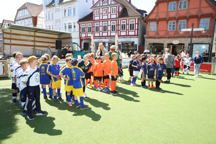Dribblings, Tore, Tunnel: Schon beim Start begeistert das Minikicker-Turnier auf dem Gifhorner Marktplatz