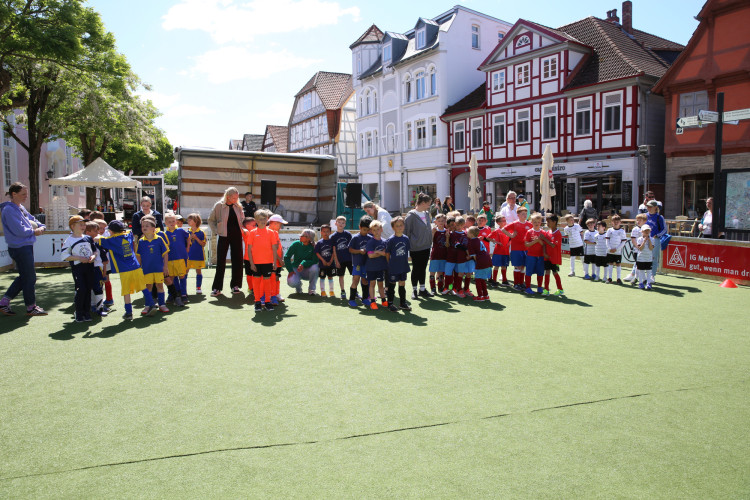 Dribblings, Tore, Tunnel: Schon beim Start begeistert das Minikicker-Turnier auf dem Gifhorner Marktplatz