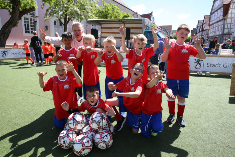 Dribblings, Tore, Tunnel: Schon beim Start begeistert das Minikicker-Turnier auf dem Gifhorner Marktplatz