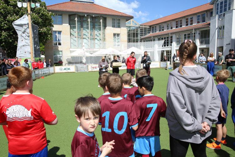 Dribblings, Tore, Tunnel: Schon beim Start begeistert das Minikicker-Turnier auf dem Gifhorner Marktplatz