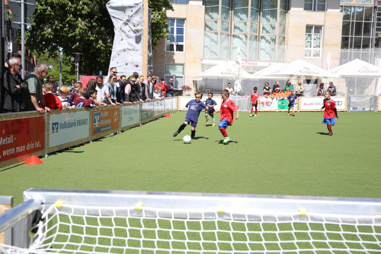 Dribblings, Tore, Tunnel: Schon beim Start begeistert das Minikicker-Turnier auf dem Gifhorner Marktplatz