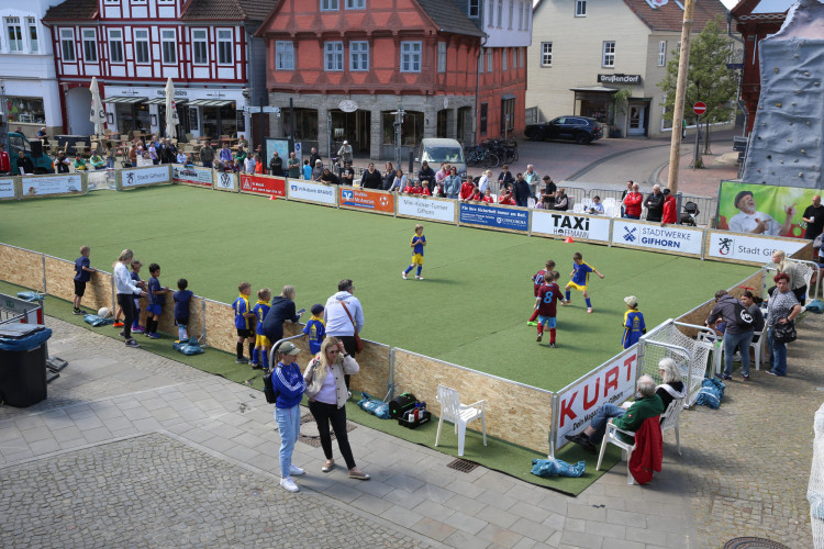 Dribblings, Tore, Tunnel: Schon beim Start begeistert das Minikicker-Turnier auf dem Gifhorner Marktplatz