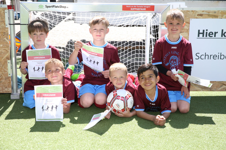 Dribblings, Tore, Tunnel: Schon beim Start begeistert das Minikicker-Turnier auf dem Gifhorner Marktplatz