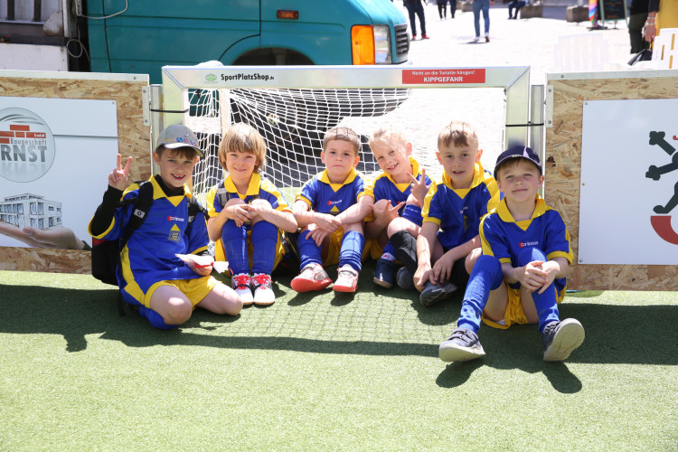 Dribblings, Tore, Tunnel: Schon beim Start begeistert das Minikicker-Turnier auf dem Gifhorner Marktplatz