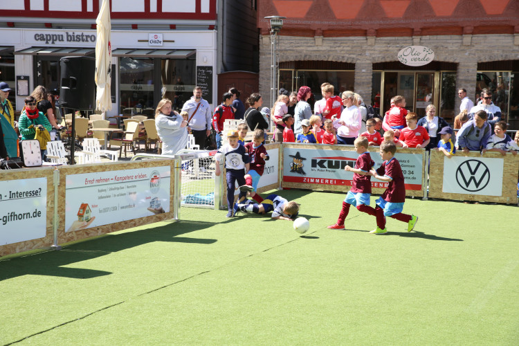 Dribblings, Tore, Tunnel: Schon beim Start begeistert das Minikicker-Turnier auf dem Gifhorner Marktplatz