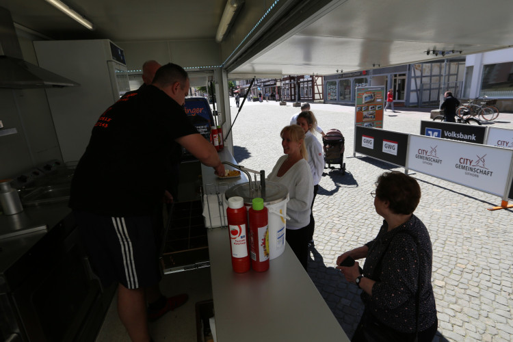 Dribblings, Tore, Tunnel: Schon beim Start begeistert das Minikicker-Turnier auf dem Gifhorner Marktplatz