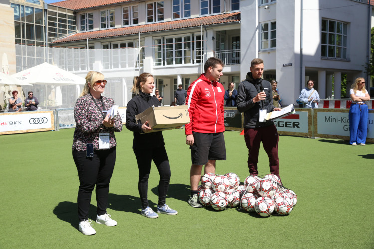 Dribblings, Tore, Tunnel: Schon beim Start begeistert das Minikicker-Turnier auf dem Gifhorner Marktplatz