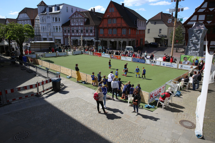 Dribblings, Tore, Tunnel: Schon beim Start begeistert das Minikicker-Turnier auf dem Gifhorner Marktplatz