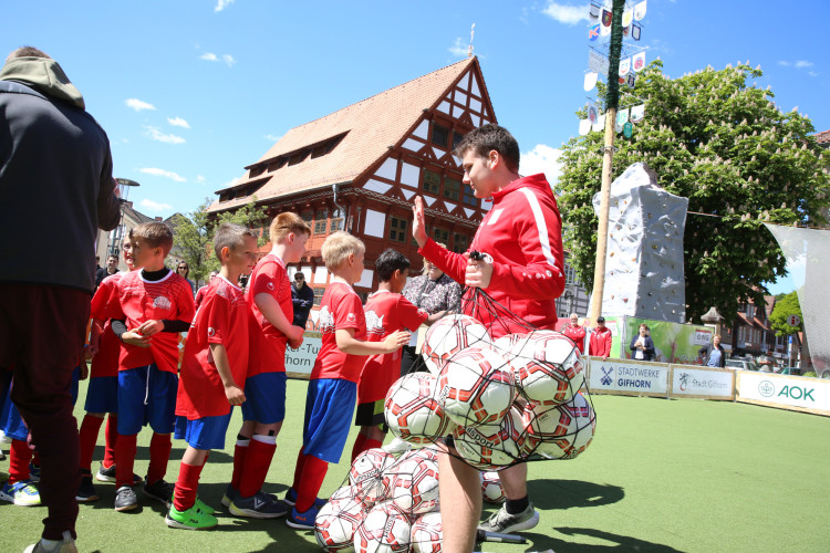 Dribblings, Tore, Tunnel: Schon beim Start begeistert das Minikicker-Turnier auf dem Gifhorner Marktplatz