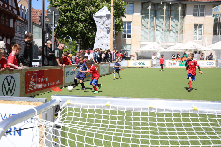 Dribblings, Tore, Tunnel: Schon beim Start begeistert das Minikicker-Turnier auf dem Gifhorner Marktplatz