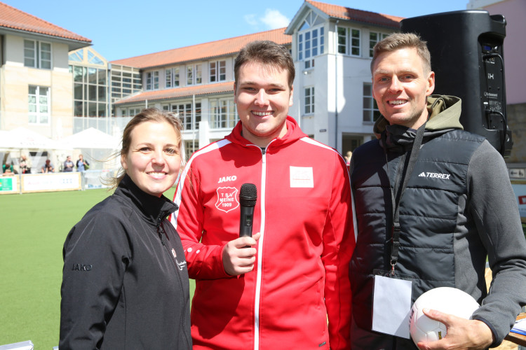Dribblings, Tore, Tunnel: Schon beim Start begeistert das Minikicker-Turnier auf dem Gifhorner Marktplatz