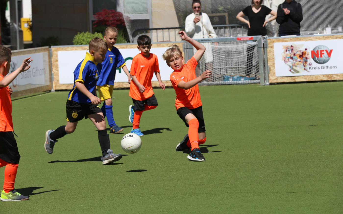 Dribblings, Tore, Tunnel: Schon beim Start begeistert das Minikicker-Turnier auf dem Gifhorner Marktplatz