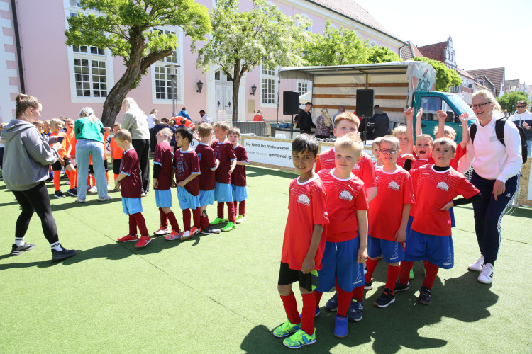 Dribblings, Tore, Tunnel: Schon beim Start begeistert das Minikicker-Turnier auf dem Gifhorner Marktplatz