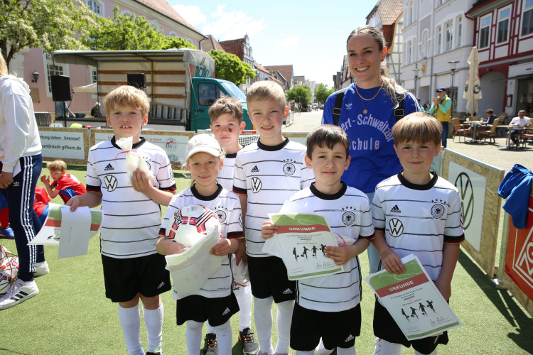 Dribblings, Tore, Tunnel: Schon beim Start begeistert das Minikicker-Turnier auf dem Gifhorner Marktplatz