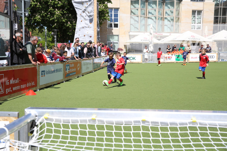 Dribblings, Tore, Tunnel: Schon beim Start begeistert das Minikicker-Turnier auf dem Gifhorner Marktplatz