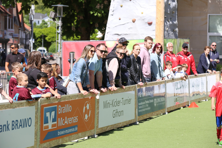 Dribblings, Tore, Tunnel: Schon beim Start begeistert das Minikicker-Turnier auf dem Gifhorner Marktplatz