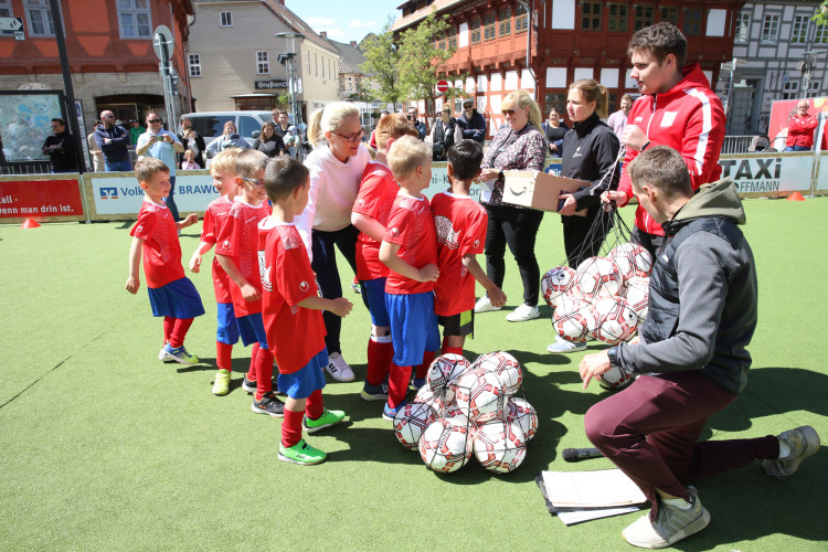 Dribblings, Tore, Tunnel: Schon beim Start begeistert das Minikicker-Turnier auf dem Gifhorner Marktplatz
