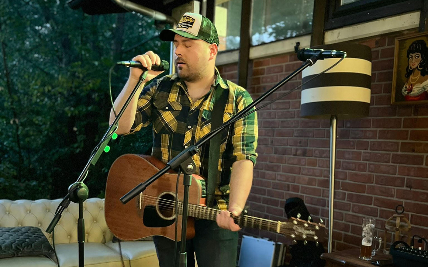 Ein Mann, eine Gitarre und seine Geschichten: Maikel Tretschok kann gleich zwei Mal beim Gifhorner Altstadtfest angeschmachtet werden
