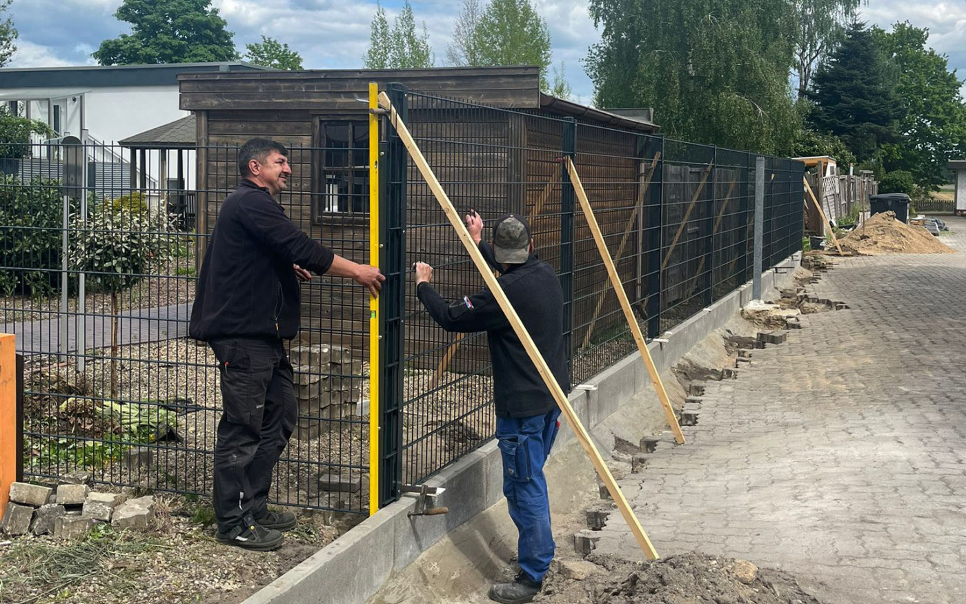 Eine helfende Hand für Haus und Garten: Die Objektbetreuung des Grünen Fadens aus Gifhorn packt fleißig mit an