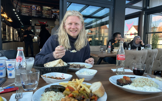 Gastfreundschaft, Genuss und ganz viel Trubel: Lamm, Kokoskuchen und Co überzeugen im neuen Gifhorner Lokal Keyfet