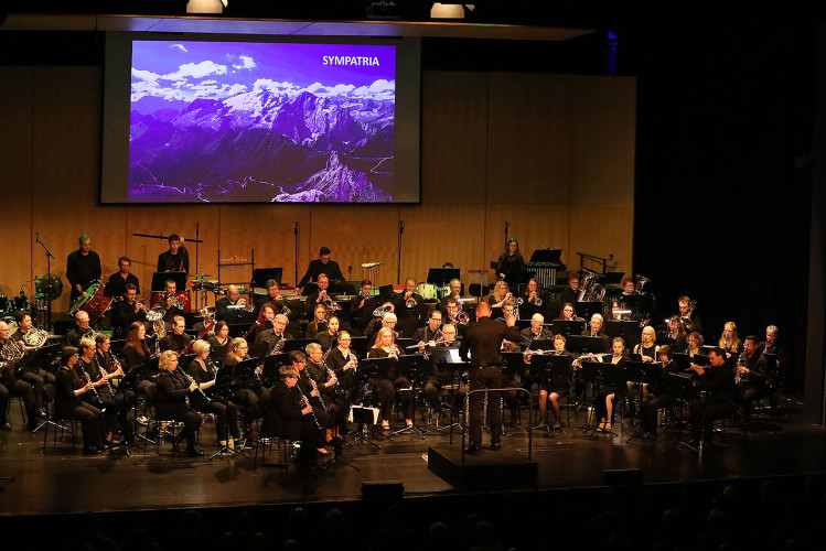 Große KURT-Fotogalerie: So emotional und glamourös war das Frühjahrskonzert der Lebenshilfe Gifhorn und des Kreisfeuerwehrorchesters