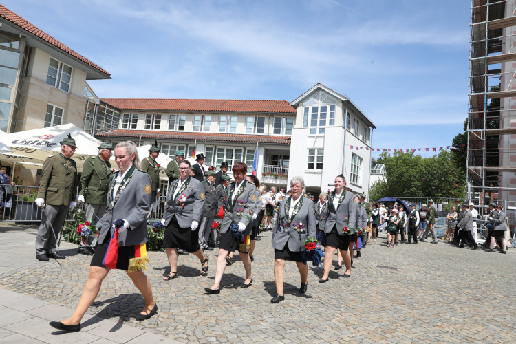Großer Umzug bei schweißtreibenden Temperaturen: KURT zeigt die prächtigsten Fotos vom Schützenfest-Sonntag