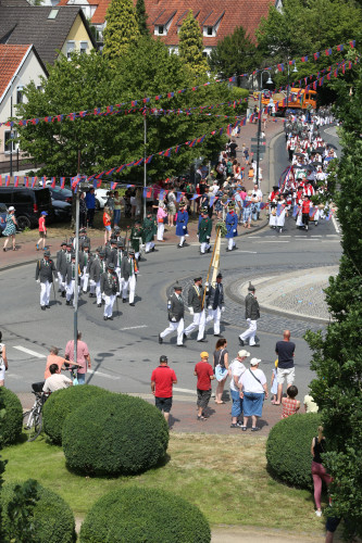 Großer Umzug bei schweißtreibenden Temperaturen: KURT zeigt die prächtigsten Fotos vom Schützenfest-Sonntag
