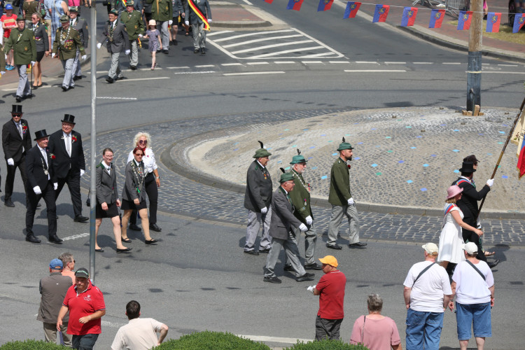 Großer Umzug bei schweißtreibenden Temperaturen: KURT zeigt die prächtigsten Fotos vom Schützenfest-Sonntag