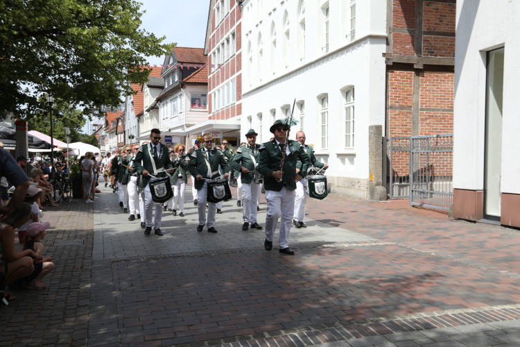 Großer Umzug bei schweißtreibenden Temperaturen: KURT zeigt die prächtigsten Fotos vom Schützenfest-Sonntag