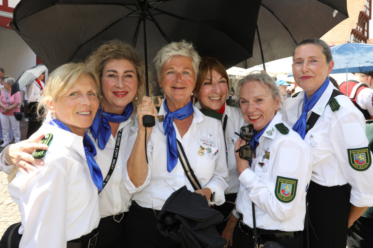 Großer Umzug bei schweißtreibenden Temperaturen: KURT zeigt die prächtigsten Fotos vom Schützenfest-Sonntag