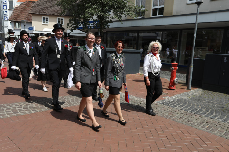 Großer Umzug bei schweißtreibenden Temperaturen: KURT zeigt die prächtigsten Fotos vom Schützenfest-Sonntag