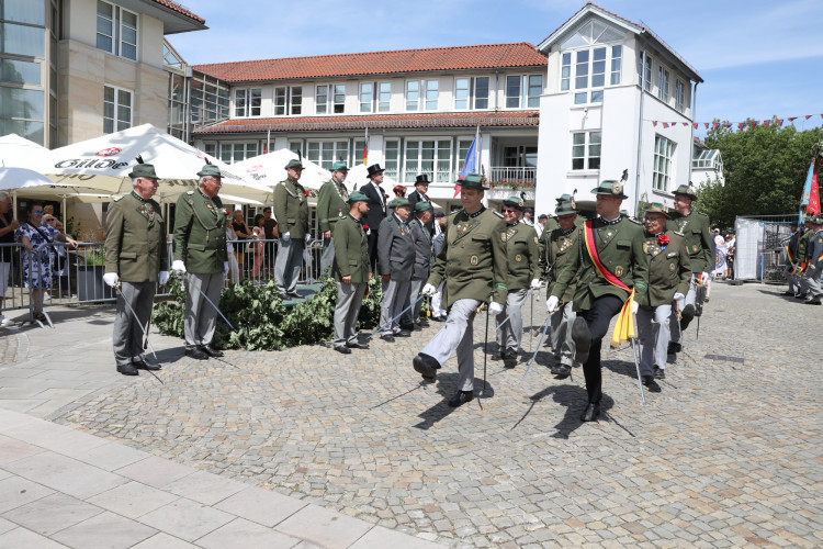 Großer Umzug bei schweißtreibenden Temperaturen: KURT zeigt die prächtigsten Fotos vom Schützenfest-Sonntag