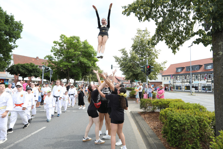 Großer Umzug bei schweißtreibenden Temperaturen: KURT zeigt die prächtigsten Fotos vom Schützenfest-Sonntag