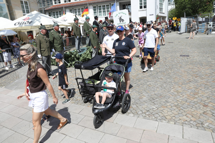 Großer Umzug bei schweißtreibenden Temperaturen: KURT zeigt die prächtigsten Fotos vom Schützenfest-Sonntag