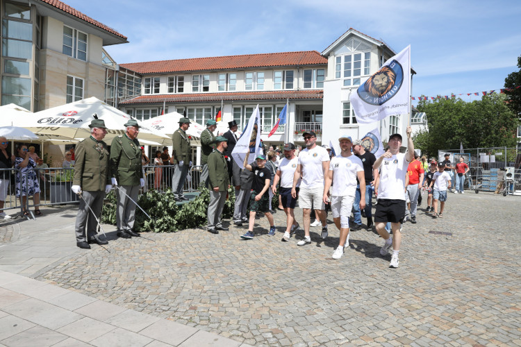 Großer Umzug bei schweißtreibenden Temperaturen: KURT zeigt die prächtigsten Fotos vom Schützenfest-Sonntag