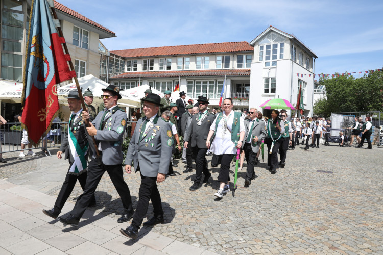 Großer Umzug bei schweißtreibenden Temperaturen: KURT zeigt die prächtigsten Fotos vom Schützenfest-Sonntag