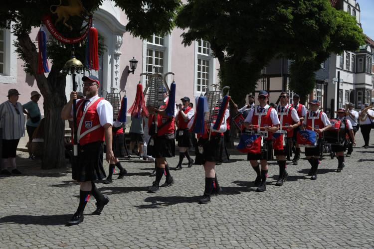 Großer Umzug bei schweißtreibenden Temperaturen: KURT zeigt die prächtigsten Fotos vom Schützenfest-Sonntag