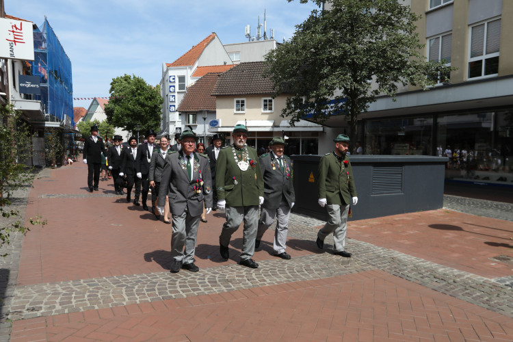 Großer Umzug bei schweißtreibenden Temperaturen: KURT zeigt die prächtigsten Fotos vom Schützenfest-Sonntag