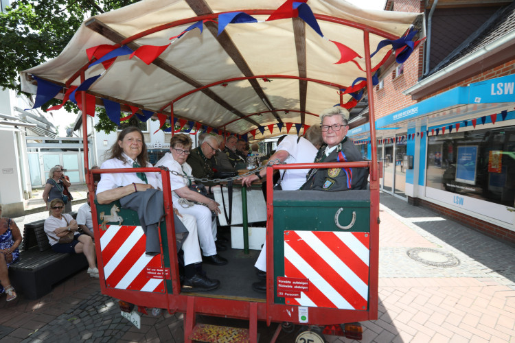 Großer Umzug bei schweißtreibenden Temperaturen: KURT zeigt die prächtigsten Fotos vom Schützenfest-Sonntag