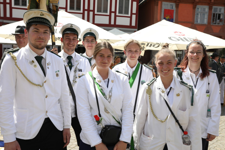 Großer Umzug bei schweißtreibenden Temperaturen: KURT zeigt die prächtigsten Fotos vom Schützenfest-Sonntag