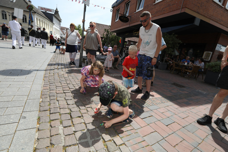 Großer Umzug bei schweißtreibenden Temperaturen: KURT zeigt die prächtigsten Fotos vom Schützenfest-Sonntag