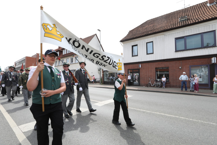 Großer Umzug bei schweißtreibenden Temperaturen: KURT zeigt die prächtigsten Fotos vom Schützenfest-Sonntag